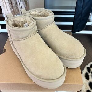 New Mini platform uggs sand size 9